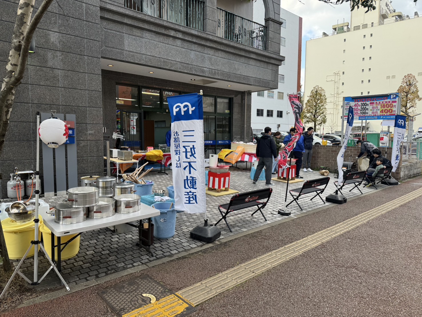 蒸し器で餅米を準備する様子