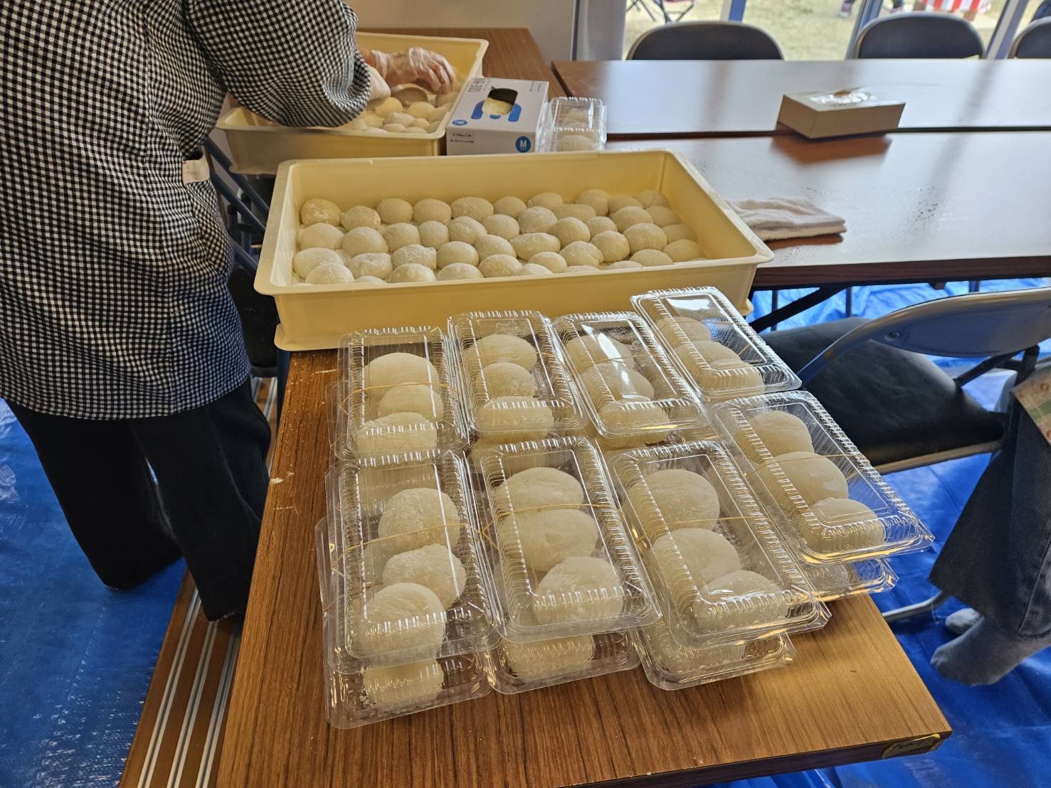 餅を丸める体験風景