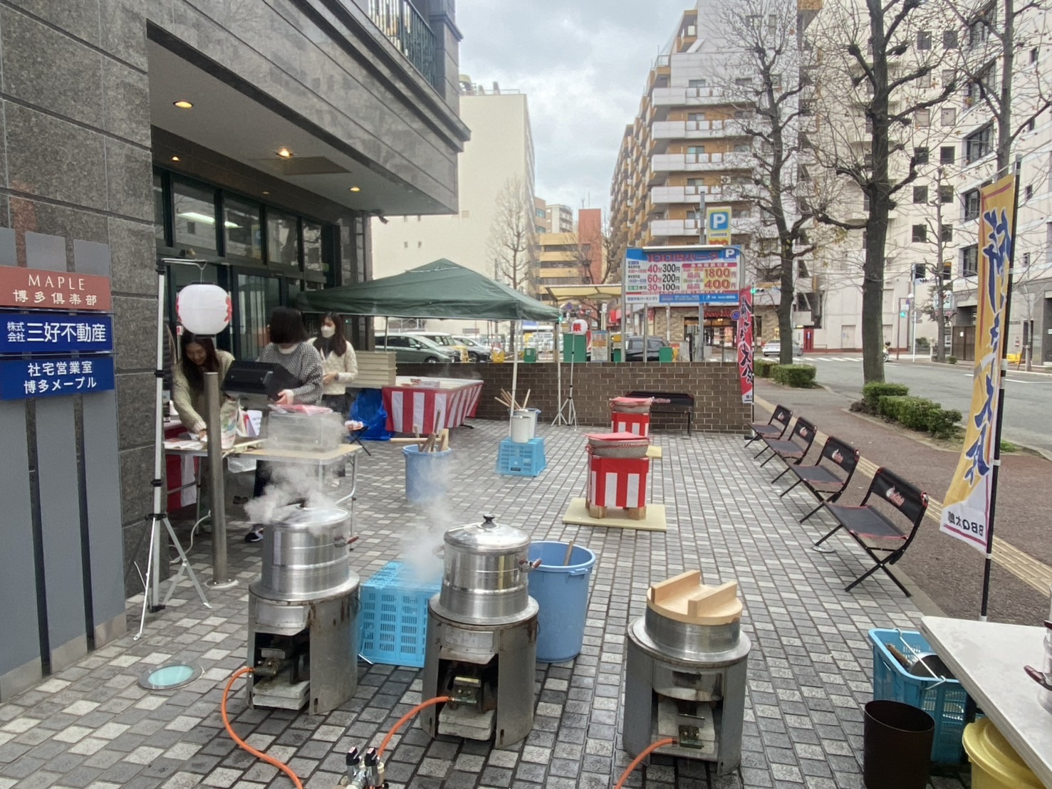 会社ビル前での餅つき大会