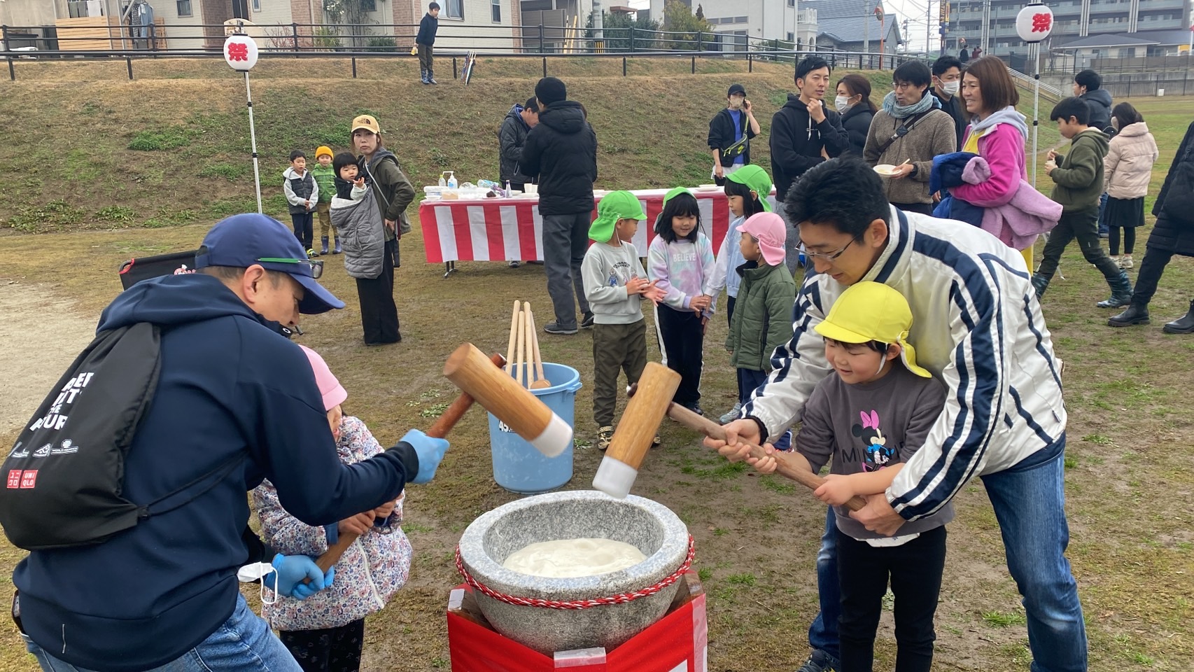 子どもと一緒に餅つきを楽しむ様子