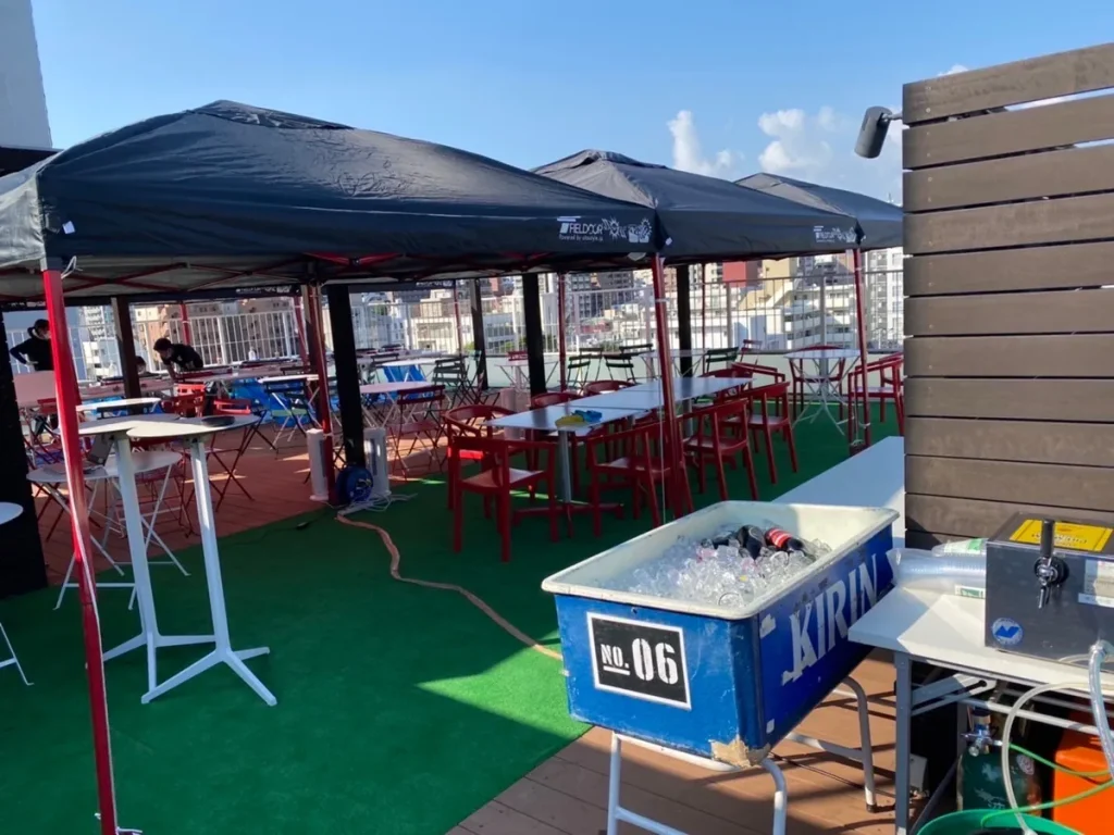 人工芝の会場にタープテントとハイテーブルを設営したBBQ（イメージ画像）