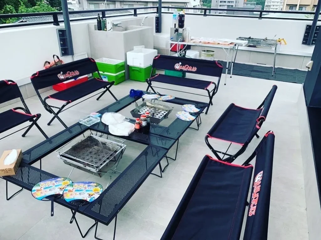 BBQコンロとベンチ・テーブルを設営した会場（イメージ画像）