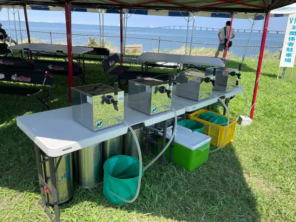 ビールサーバーとテーブルを準備したBBQ会場(イメージ画像)