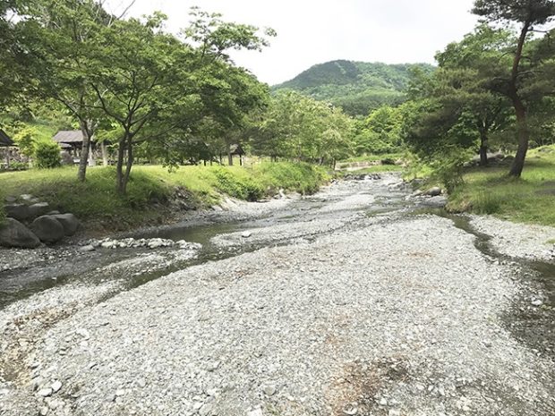 川も浅く　子供の水遊びには最適です