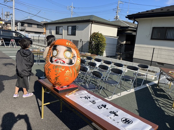 ダルマの目玉入れ　風情あります