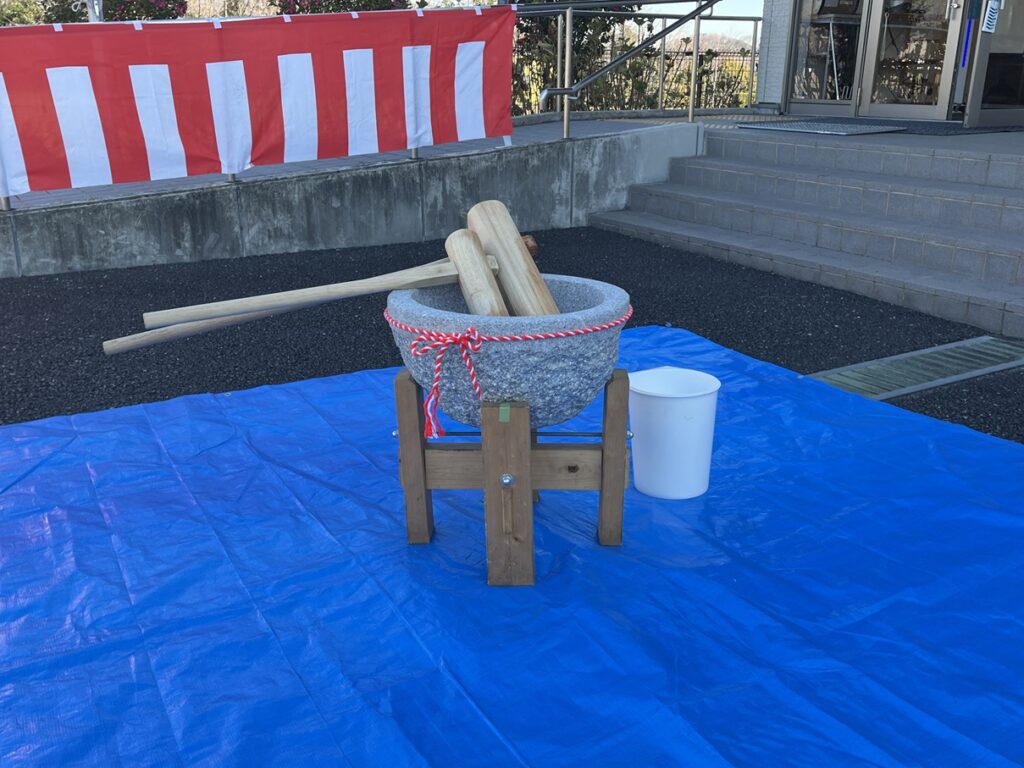 法人駐車場にて餅つき大会