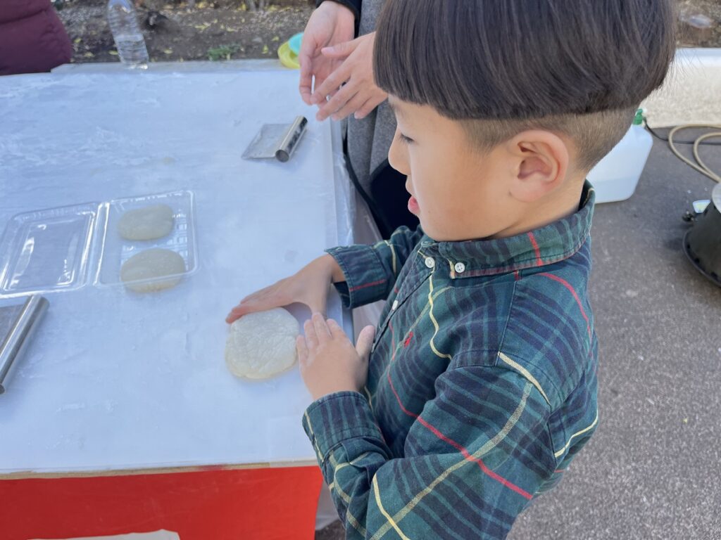 餅をこねるの楽しい！