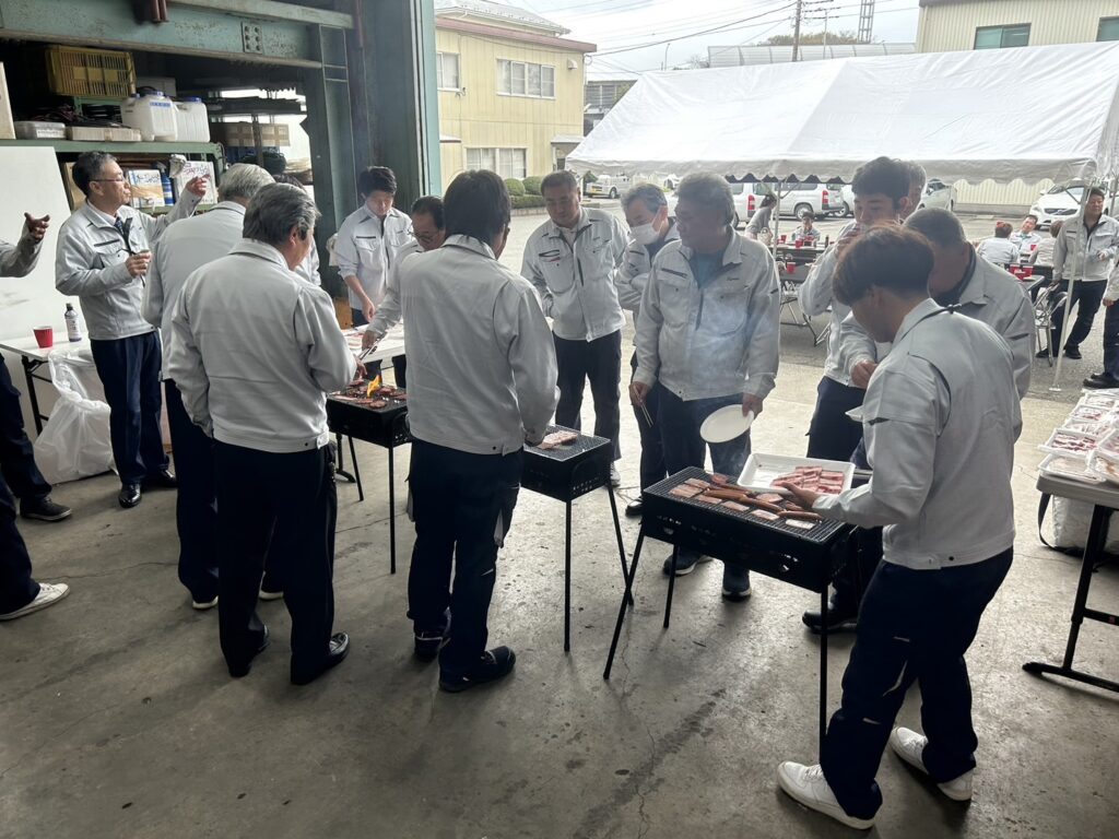 社内で歓迎BBQ