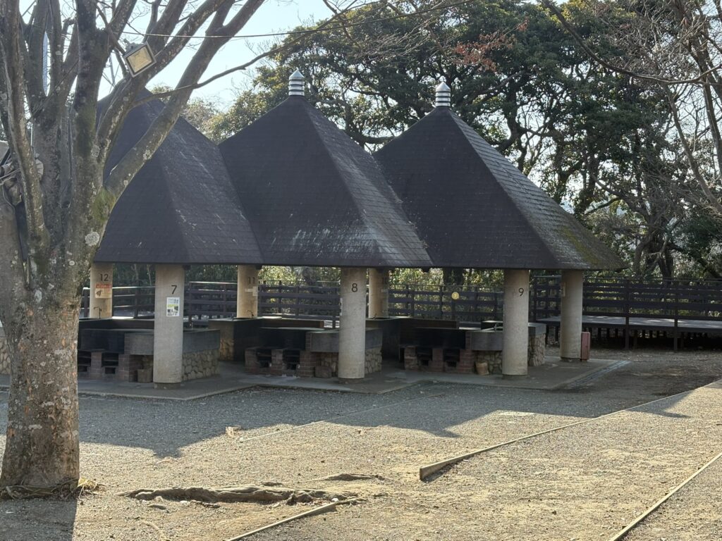 屋根付きのBBQ場の為 雨天の心配も不要です