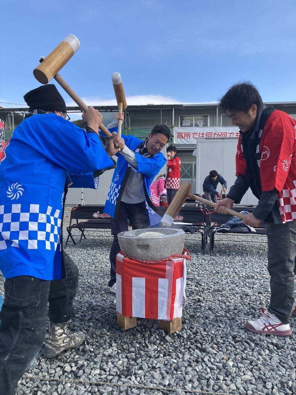 子どもたちが楽しむ餅つき
