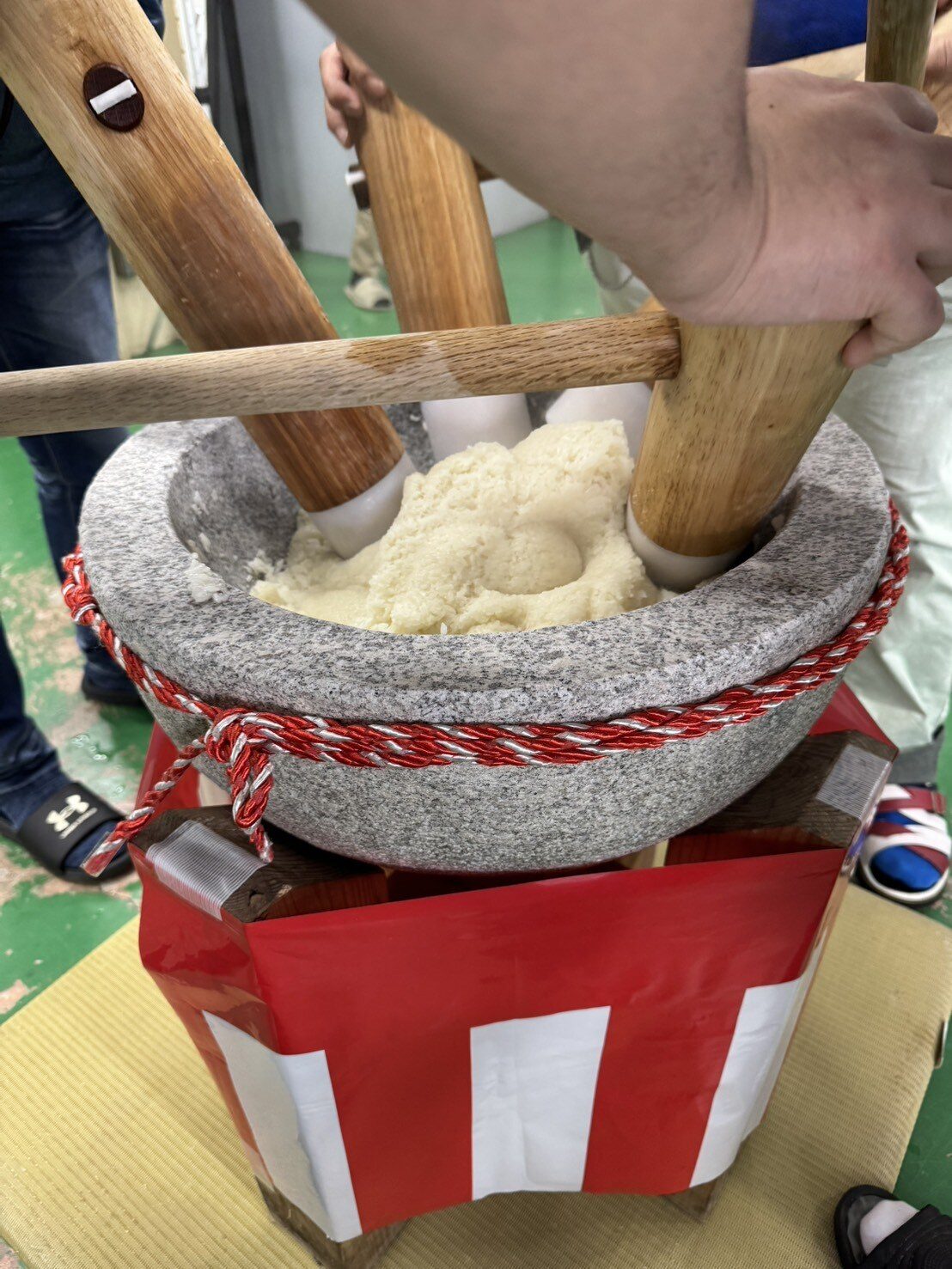 餅をつく様子
