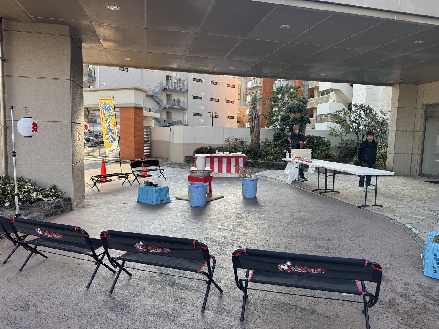餅つきを楽しむ参加者