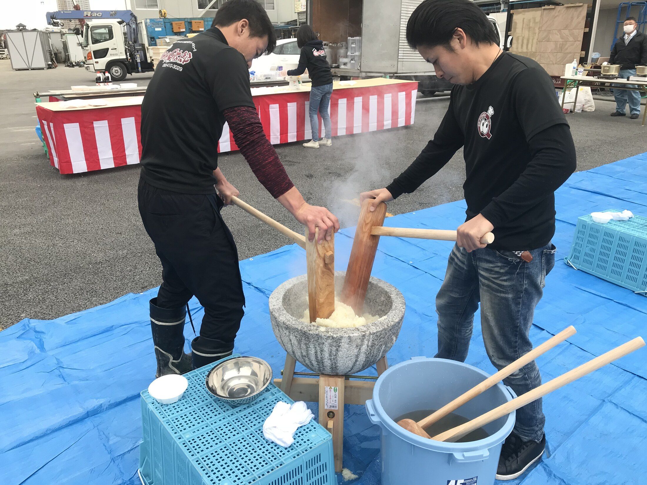 参加者の餅つきを支えるつき手