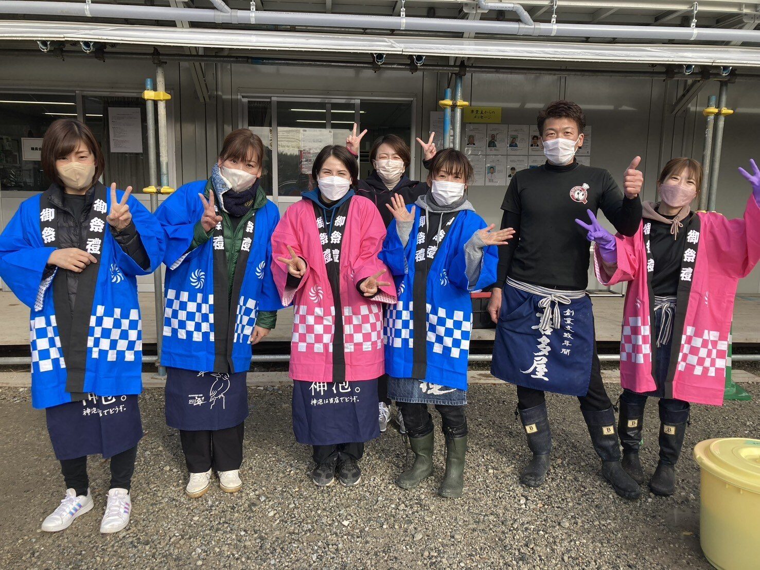 餅つきイベントのスタッフ