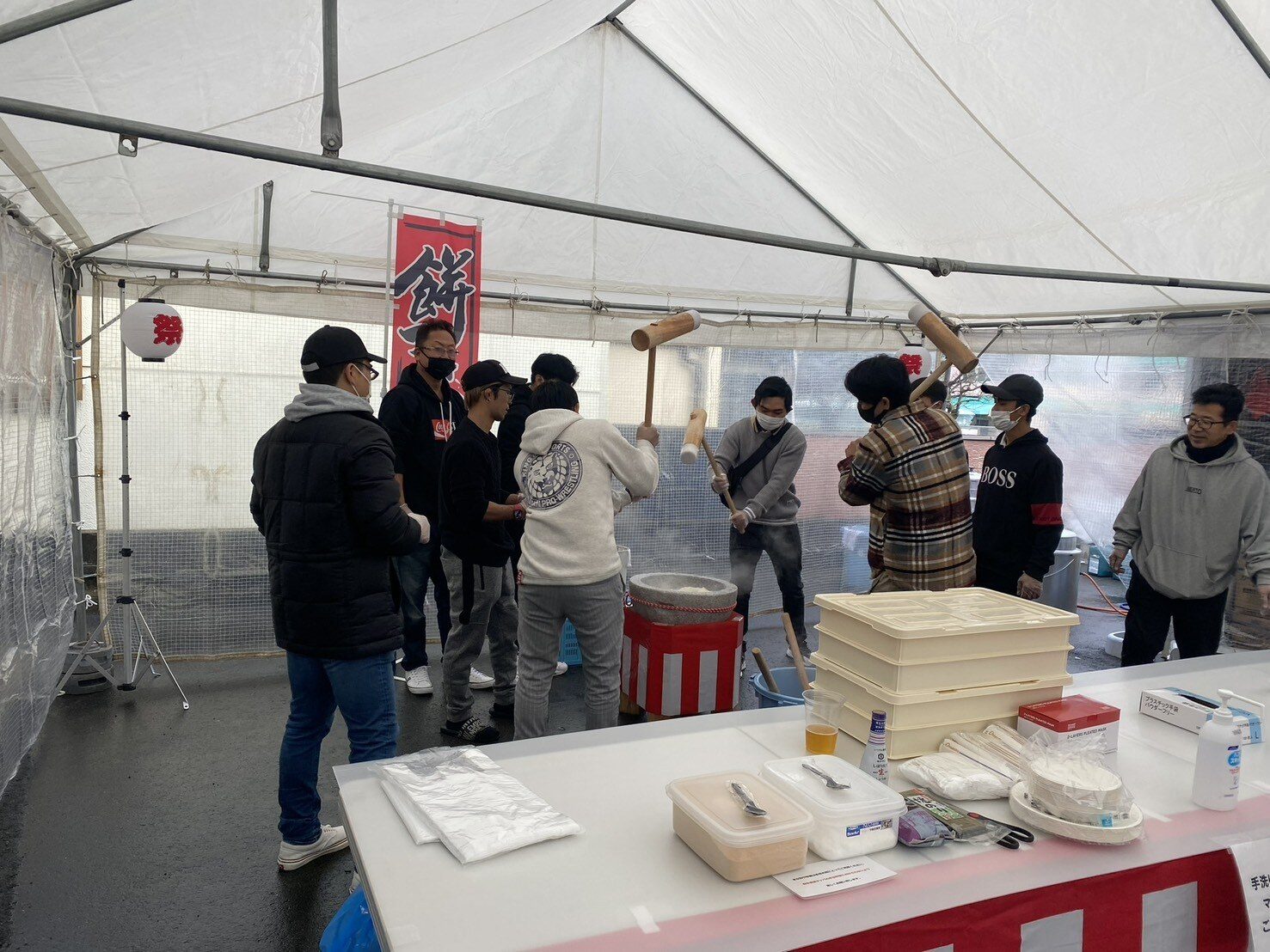 地域イベントでの餅つき