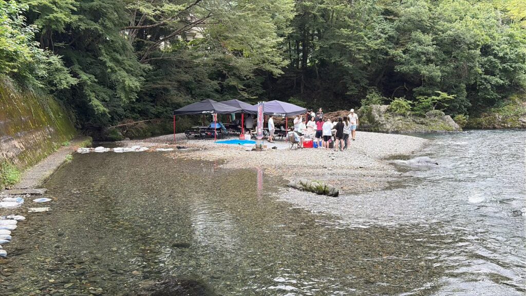 雨の次の日などは川の中を進んで設営も