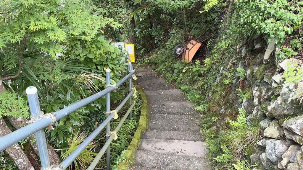 急勾配の階段(搬入時注意)