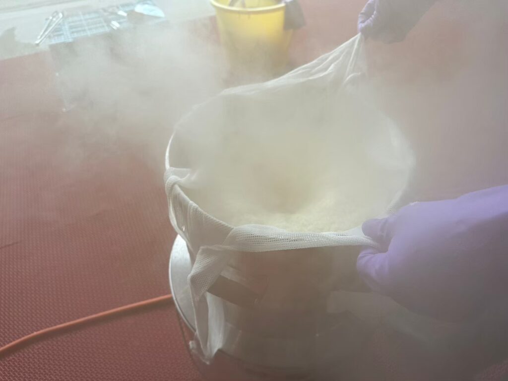 出来上がった餅を広げる