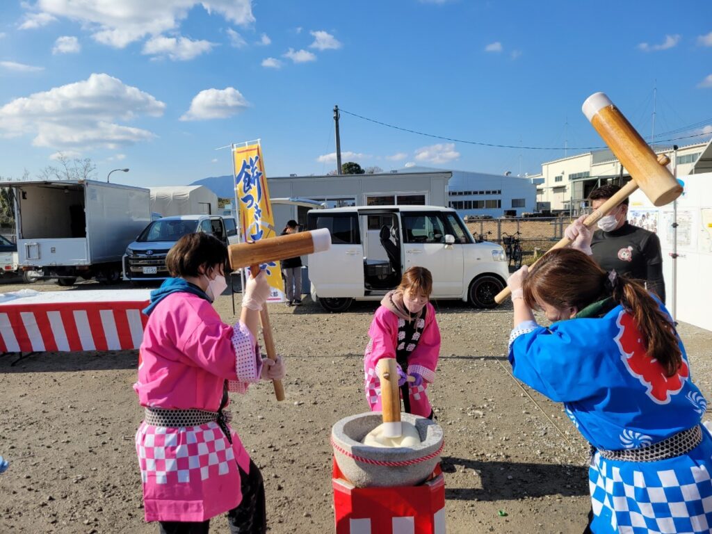 力を合わせて搗く