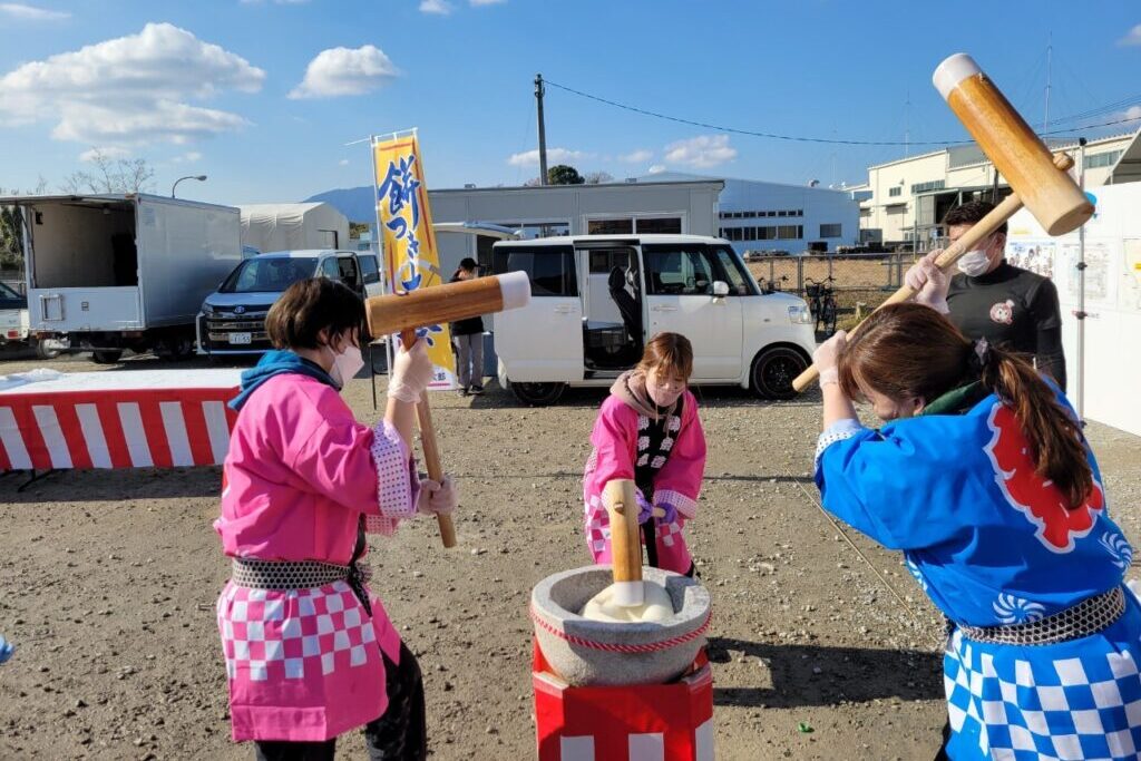 力を合わせて搗く