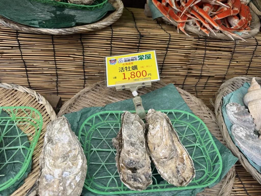 函館朝市で販売される活牡蠣