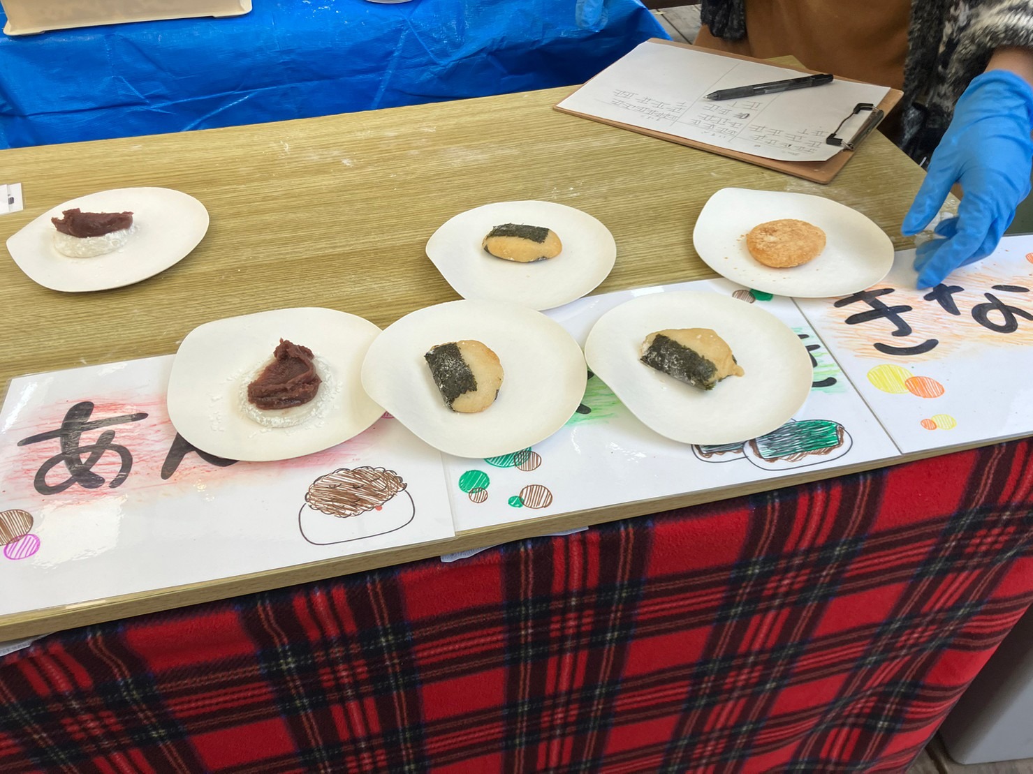 つきたての餅にあんこ・きなこ・のりをのせて並べた食べ比べ