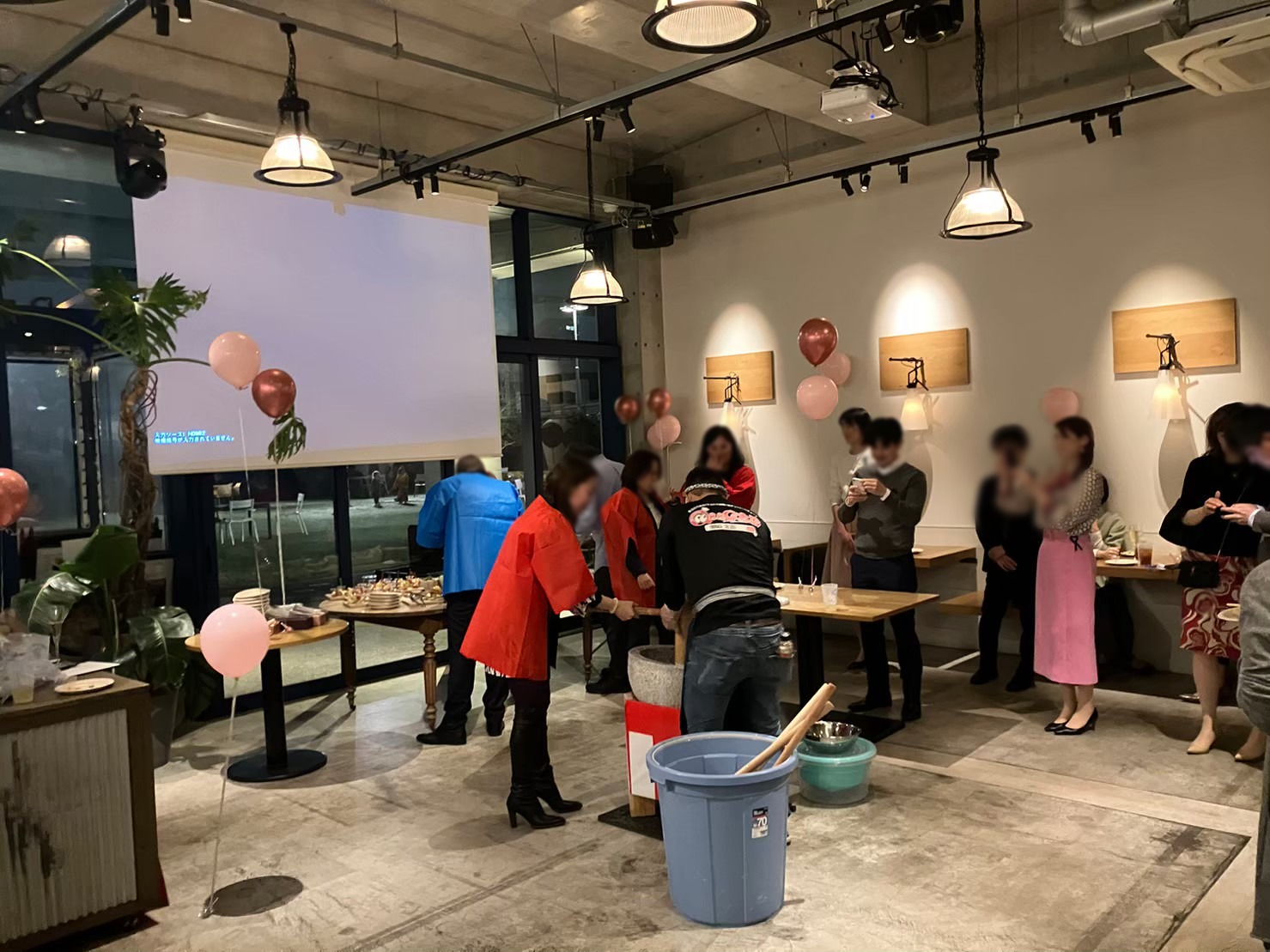 風船で飾った室内の会場で行う餅つき