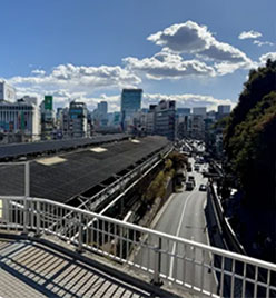 駅前ビル屋上や市街地